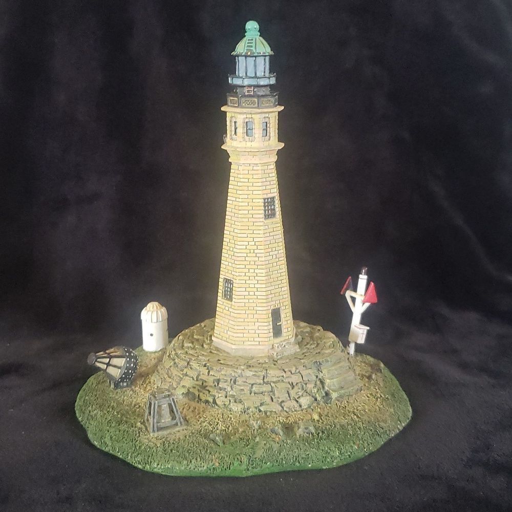 Danbury Mint Buffalo Main, Buffalo, NY Lighthouse Figurine